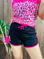 BLACK AND FUCHSIA RIBBED DRAWSTRING SHORTS WITH EMBROIDERED PATCH