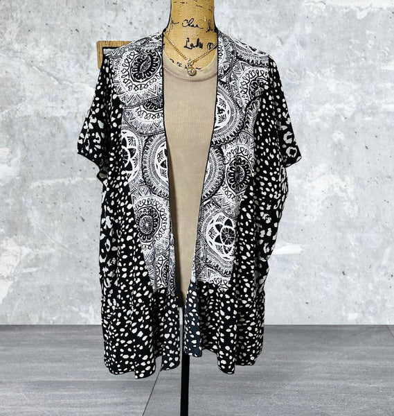 BLACK AND WHITE DALMATION AND PAISLEY PRINT KIMONO